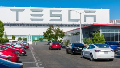 Tesla dealership lot full of electric vehicles showcasing Tesla’s strong delivery numbers.
