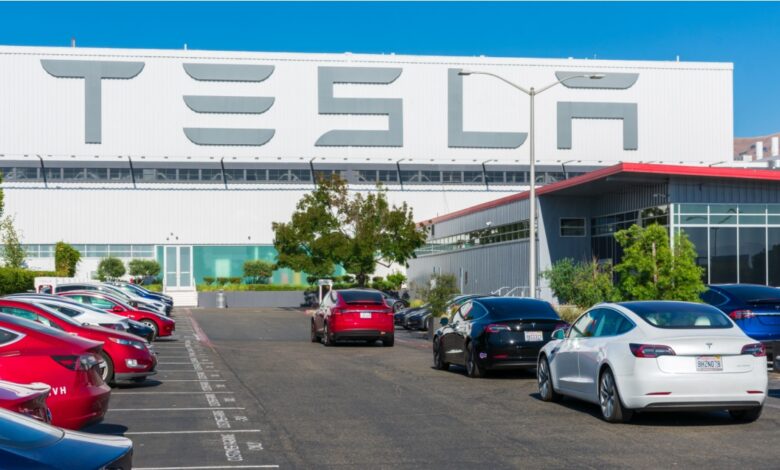 Tesla dealership lot full of electric vehicles showcasing Tesla’s strong delivery numbers.